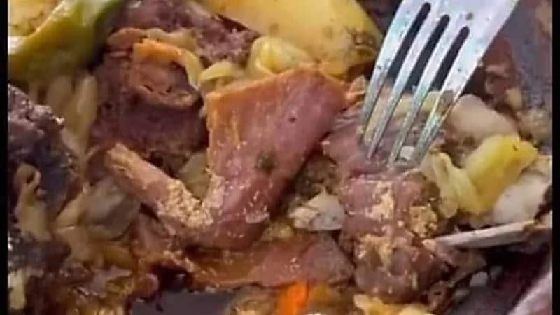 وجبة تحتوي على الديدان تتسبب في إغلاق أحد المطاعم