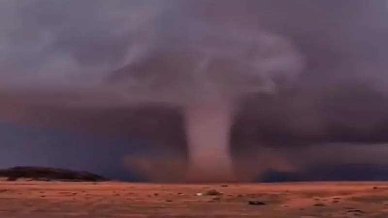 شاهد.. الأرصاد: الظاهرة الجوية النادرة في حائل يُطلق عليها "الإعصار القمعي"