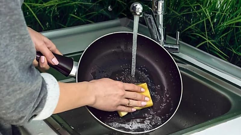 3 طرق ذكيّة لتنظيف المقلاة من الدهون