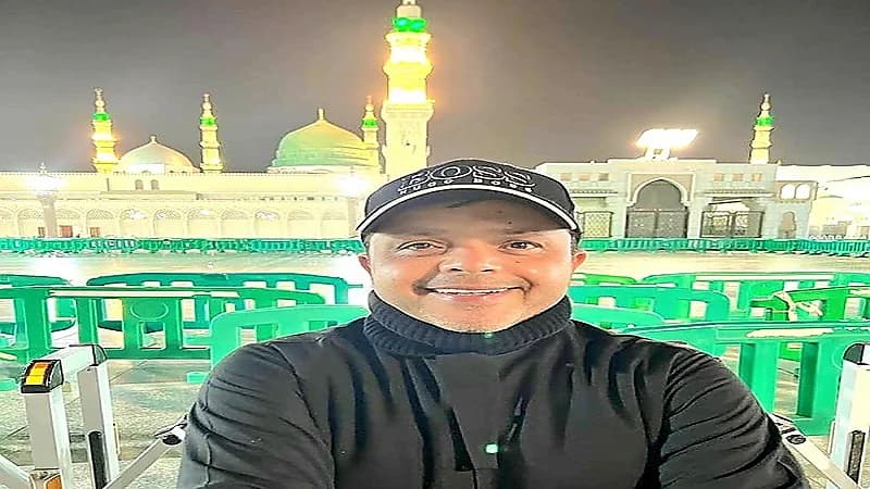 محمد هنيدي بالمسجد النبوي: كل القلوب إلى الحبيب تميل