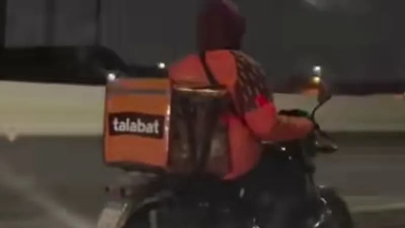 شاب يشاهد مباراة الأهلي المصري على دراجته وسط البرد القارس.. فيديو