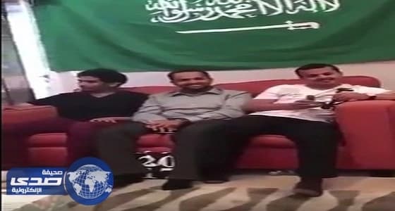 بالفيديو.. زملاء مبتعثين يفاجئونهما برسائل صوتية من والديهما فرحا بتخرجهما