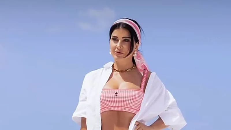 جومانة مراد تخطف الأنظار بإطلالة صيفية جريئة على البحر