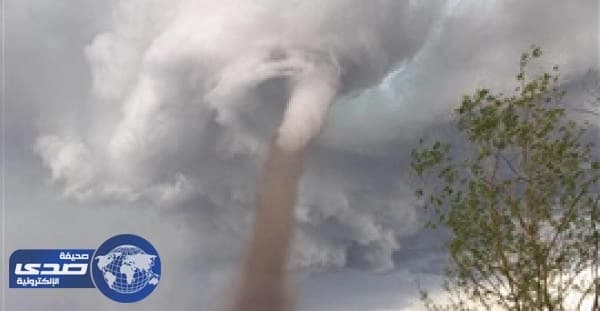 صورة هدوء أعصاب رجل كندي خلفه إعصار تشعل الإنترنت