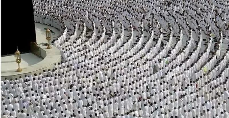 إقامة صلاة الغائب على سماحة المفتي العام في الحرمين الشريفين .. فيديو