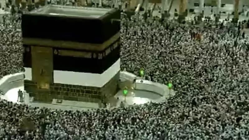 بالفيديو.. مشهد يخطف الأنظار والقلوب لأفواج المعتمرين فجر اليوم