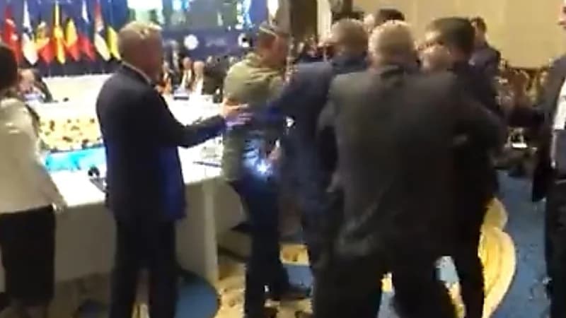 مشاجرة بين الممثلين الروسي والأوكراني في قمة البحر الأسود (فيديو)