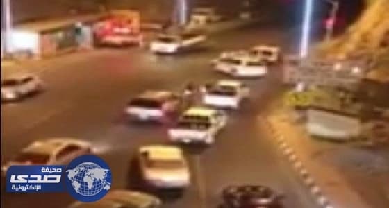 بالفيديو.. غلق طريق عقبة ضلع إثر حادث انقلاب لسيارة