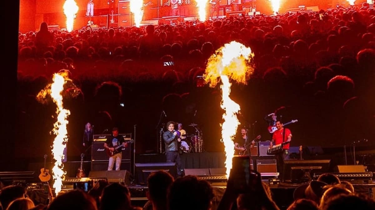 الرئيس الأرجنتيني يغني ويحول فعالية كتابه لحفل موسيقي.. فيديو