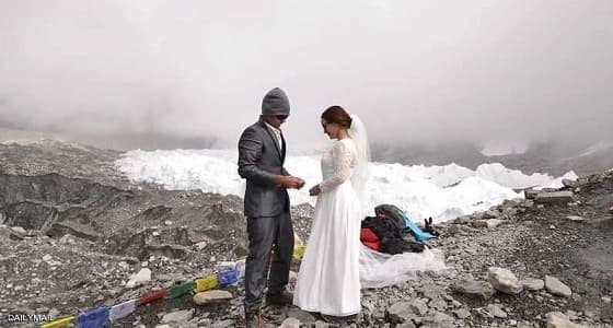 زوجان يتسلقان أعلى قمة في العالم لجعل زفافهما أسطوري