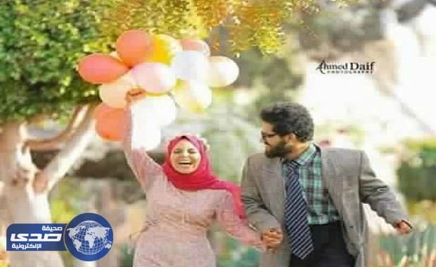 بالصور.. شاب يسعد شقيقته بجلسة تصوير طريفة