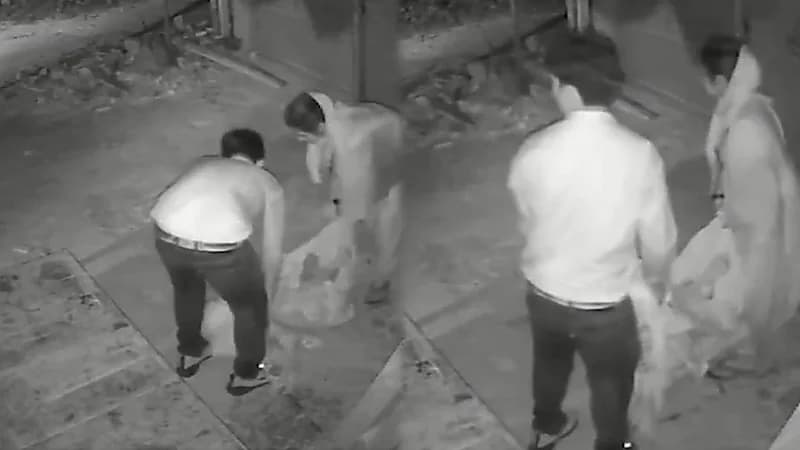 أبناء يلقون والدتهم التسعينية في البرد والعراء حتى الموت.. فيديو