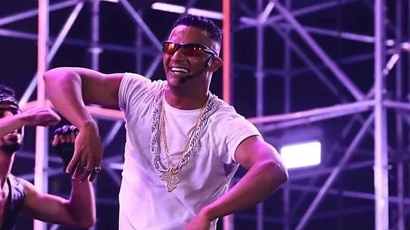 بالفيديو.. محمد رمضان يثير الجدل بدخول المسرح بسيارة لامبورجيني