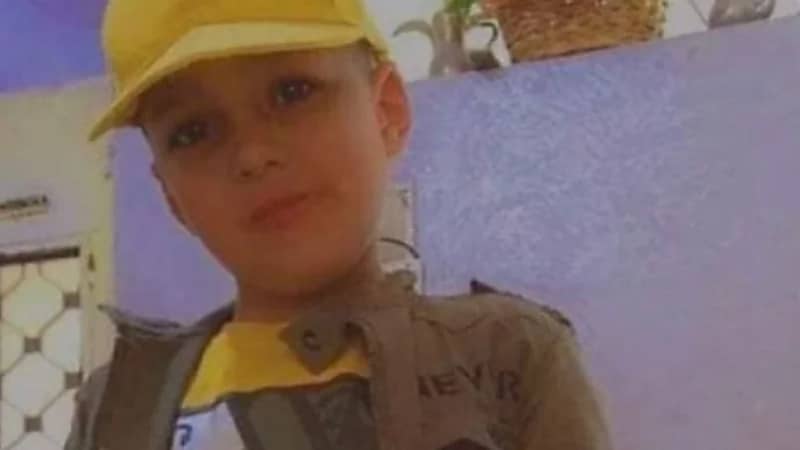 قصة وفاة طفل سقط من أعلى السطح وهو يشارك والده تعليق زينة رمضان