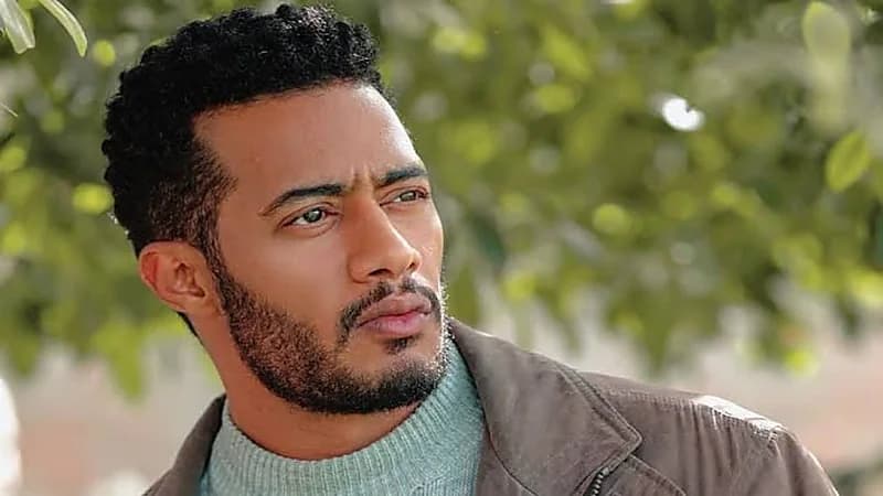 شاهد.. محمد رمضان يثير الجدل أثناء جلسة علاج بالحجامة