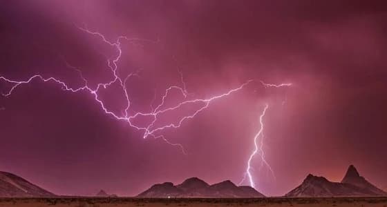 بالصور.. مشاهد رائعة لصواعق والبروق في سماء المملكة