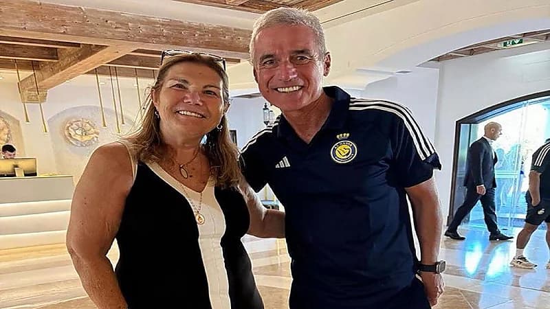 والدة كريستيانو رونالدو تدعم كاسترو .. صورة