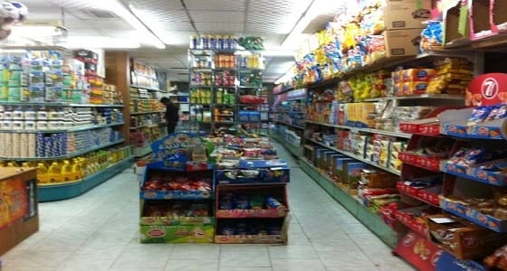 " مانقص مال من صدقة " ..صاحب بقاله يقدم الخبز مجانًا كل جمعة