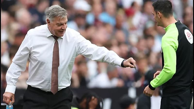 ردة فعل حكم قدم له مدرب ليدز المال أثناء سير المباراة (فيديو)