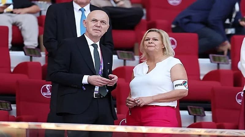 صور.. وزيرة ألمانية تخفي شارة المثليين أمام رئيس الفيفا في قطر