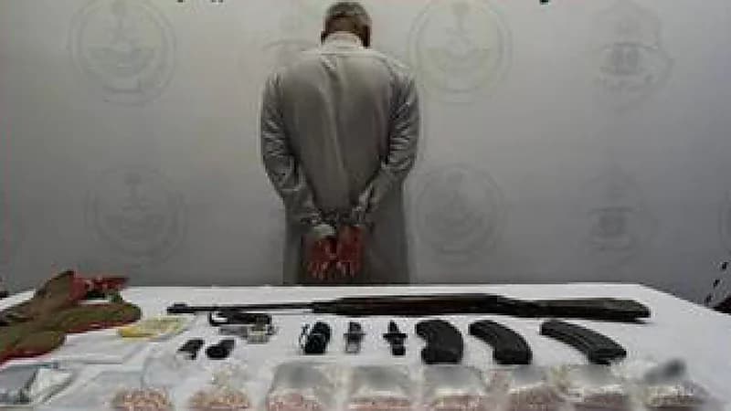 القبض على مروج مواد مخدرة بحوزته أسلحة نارية