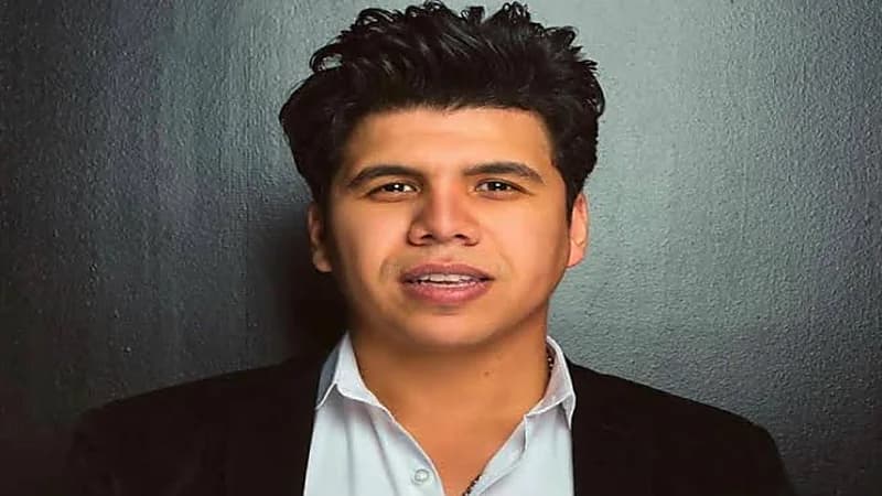 لفظ خارج يتسبب في إيقاف عمر كمال عن الغناء