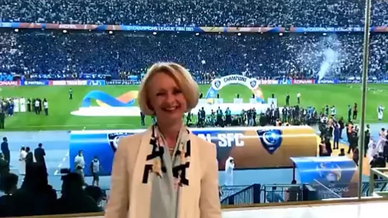 بالفيديو... القائمة بأعمال بعثة السفارة الأمريكية بالرياض تهنيء الهلال من المدرجات