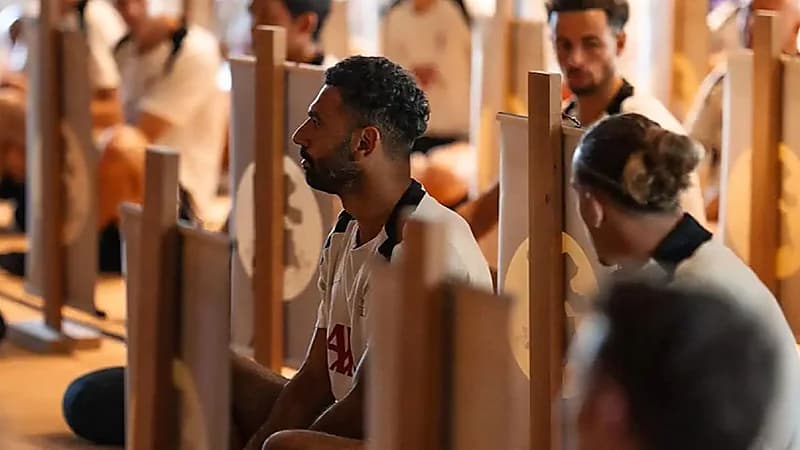 محمد صلاح يزور معبد إيكوين للحصول على جلسة تأمل.. صور