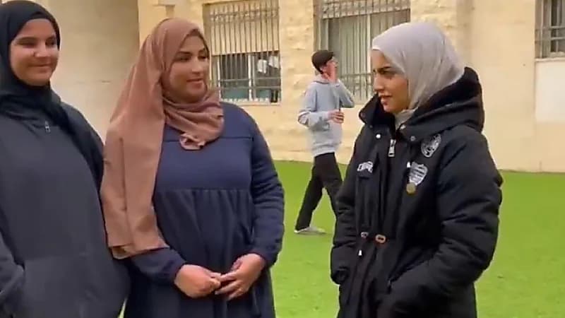 لاجئة سورية لا تتحدث ولا تسمع تكفلت المملكة برعايتها هي وابنتيها .. فيديو