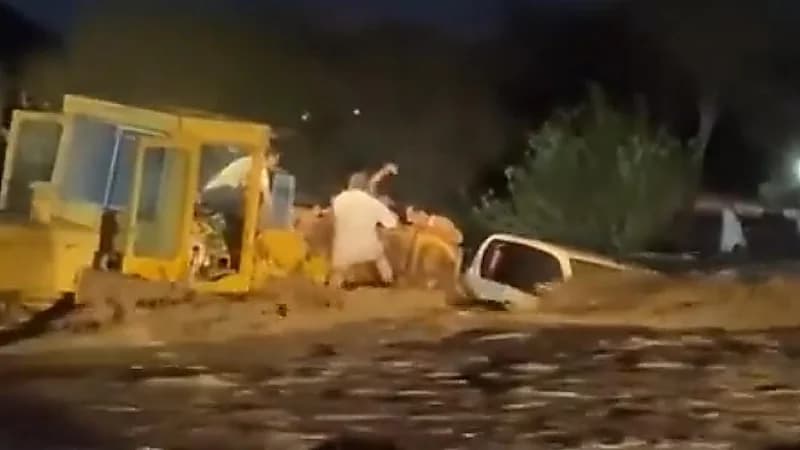 شاب ينفذ 4 أشخاص من الغرق في سيول المدينة المنورة .. فيديو