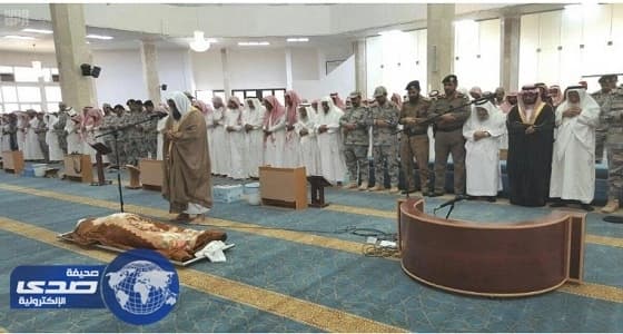 الجموع تؤدي صلاة الميت على الشهيد الشهراني في ظهران الجنوب