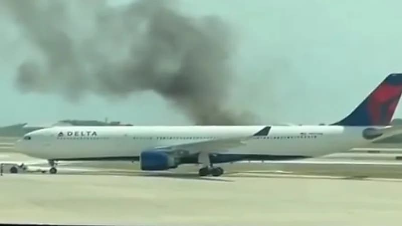 إخلاء طائرة طيران دلتا بعد حريق في محركها .. فيديو