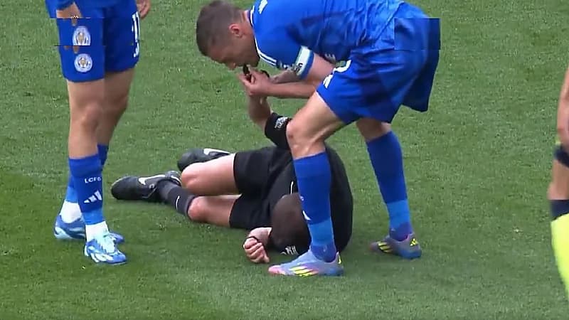 لاعب ليستر سيتي يستخدم صافرة الحكم بعد سقوطه .. فيديو