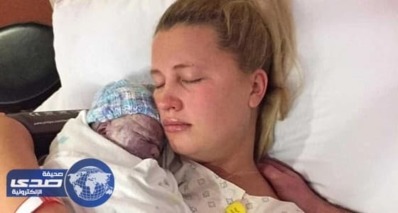 سيدة تلتقط صورة تذكارية مع طفلها الميت