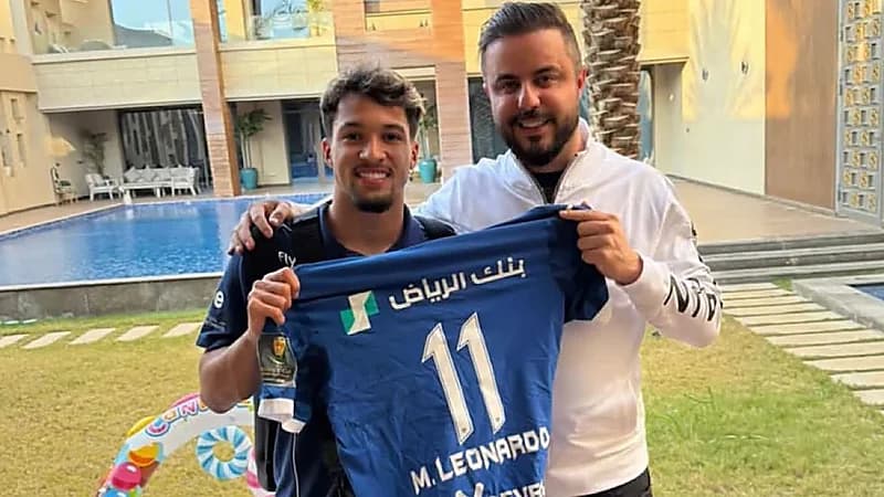 ليوناردو يُهدي صديقه قميص الهلال ويلتقط معه الصور التذكارية