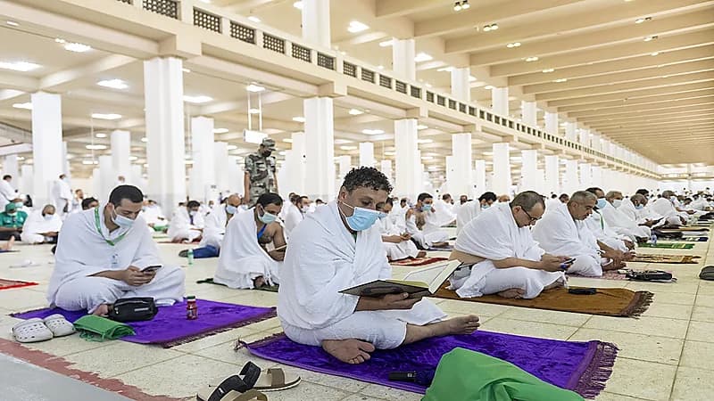 بالفيديو والصور.. جموع الحجاج يتوجهون إلى مسجد نمرة لتأدية صلاتي الظهر والعصر جمعا