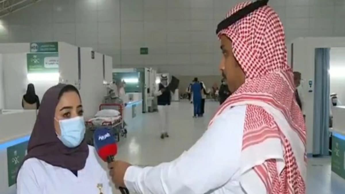 شاهد.. لحظة اشتعال النيران في سيارة مواطن أمام منزله بضباء