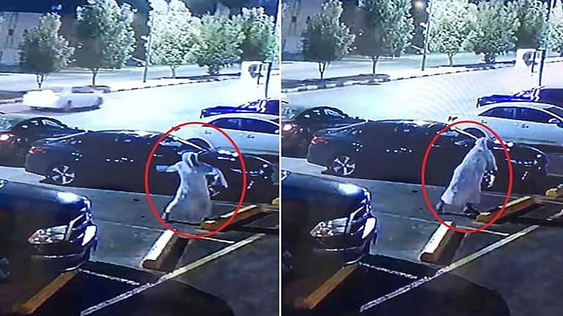 شاهد.. شخص ملثم يرشق مقهى في ينبع بالحجارة ويلوذ بالفرار