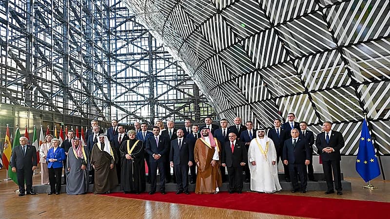 ولي العهد يتوسط صورة جماعية مع القادة الخليجيين والأوروبيين .. فيديو