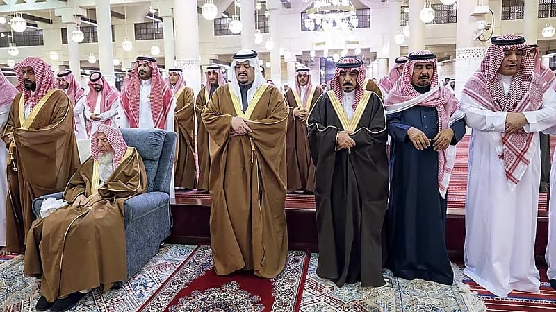 نائب أمير الرياض يؤدي صلاة الميت على الشيخ فيصل بن سلطان آل حثلين