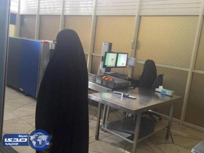 خليجية وجدوا بين ساقيها ما يهدد شباب المملكة!