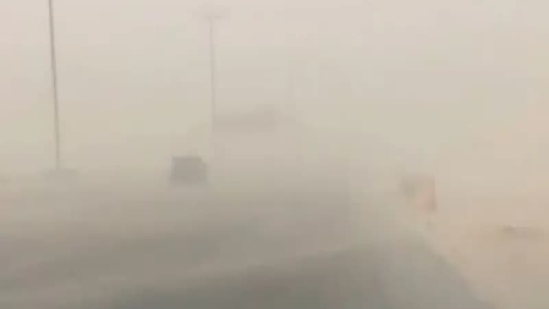 شاهد.. موجة غبار تتسبب في إغلاق طريق "الأحساء _ الدمام"