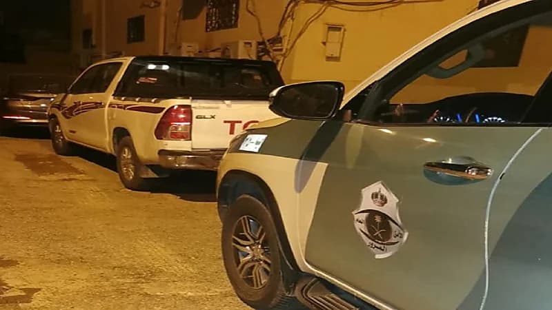 شاهد.. سائق يقود مركبته بتهور ويعرض المارة للخطر