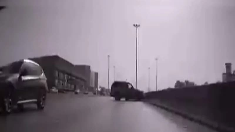 شاهد.. مركبة مسرعة تتسبب في حادث سير مروع على طريق خريص