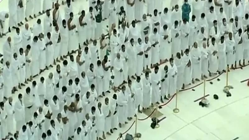 شاهد.. المصلون يؤدون صلاة العصر في المسجد الحرام وسط أجواء غائمة