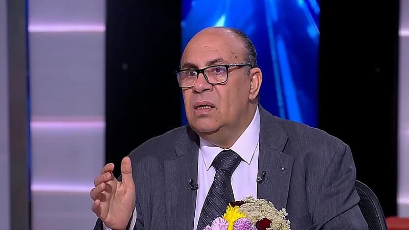 شاهد..مبروك عطية يرد على متابع سأله" خطبت فتاة وتعلقت بأختها"