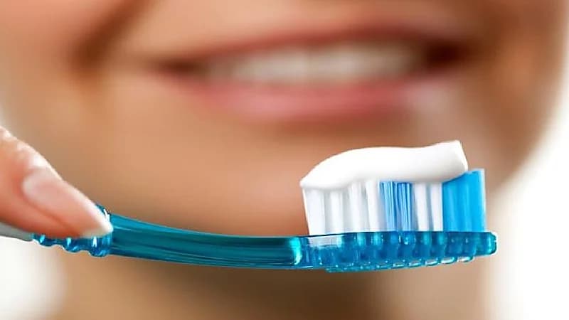 مختصة: تخلصوا من فرشاة الأسنان بعد التعافي من كورونا