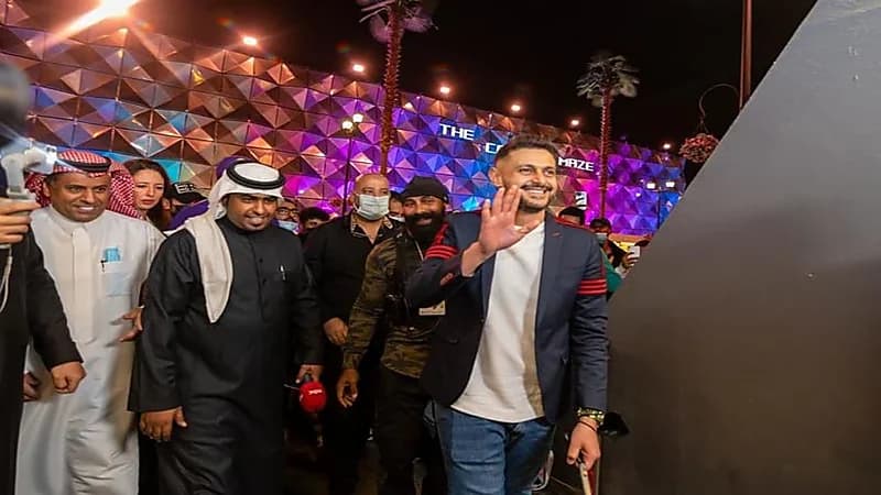 بالصور.. رامز جلال يفاجئ الجمهور في موسم الرياض