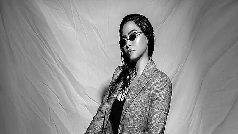 شيرين عبدالوهاب تستعيد شعرها الطويل بعد حلقه