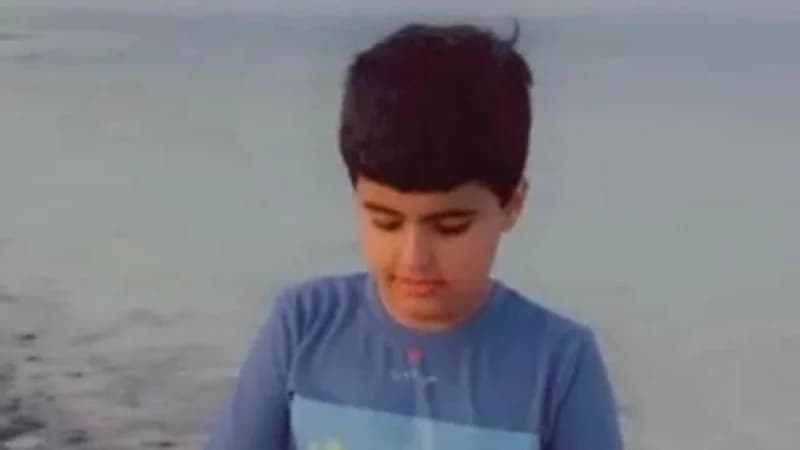 طالب بإحدى مدارس تبوك يرسم إصبعه المبتورة